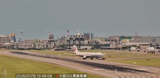 7·15国航客机被拖离机场跑道事件