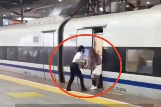 4·18深圳女子伸腿阻止高铁关门事件