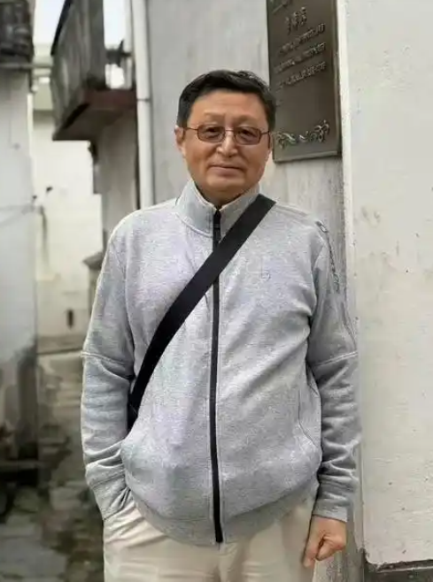 叶周（美籍华裔电视制作人、华文作家）