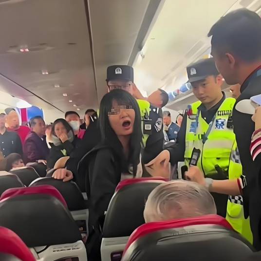 4·22亚洲航空女子机舱闹事事件