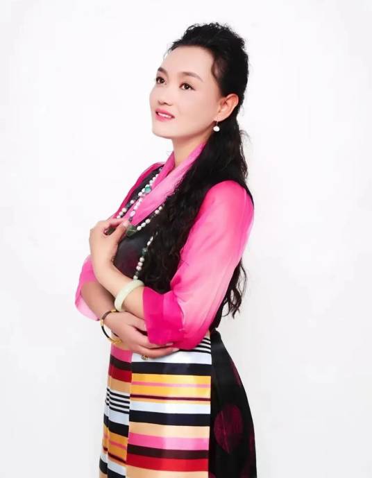 罗珍（西藏自治区歌舞团女高音、中国音乐家协会会员、西藏音乐家协会理事）