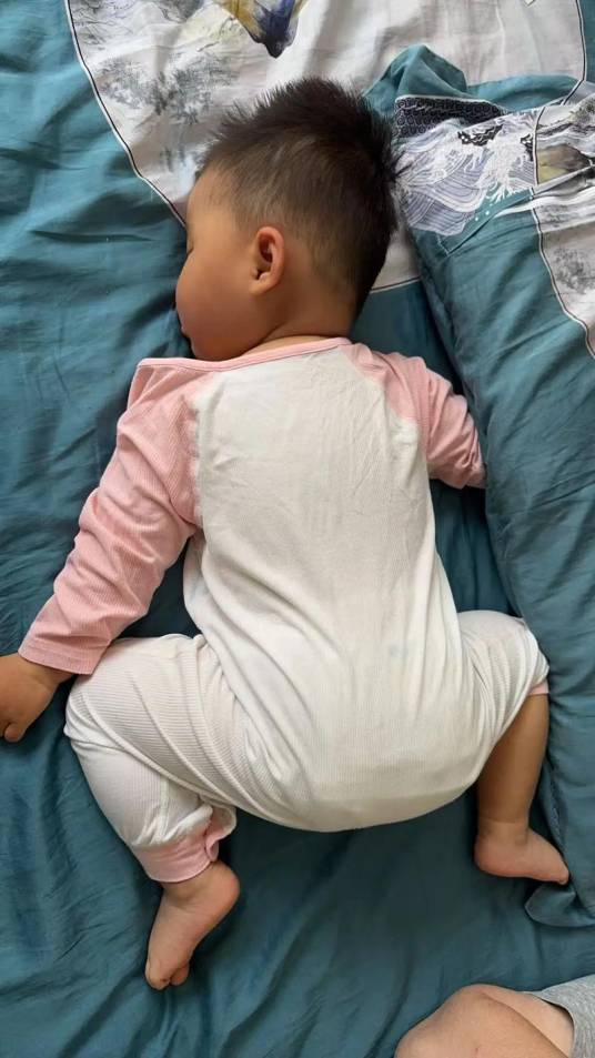 婴儿趴睡