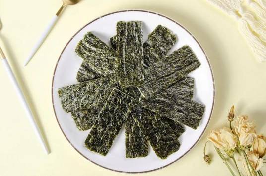 海苔（一种由紫菜（如条斑紫菜）经烘烤、调味制成的食品）