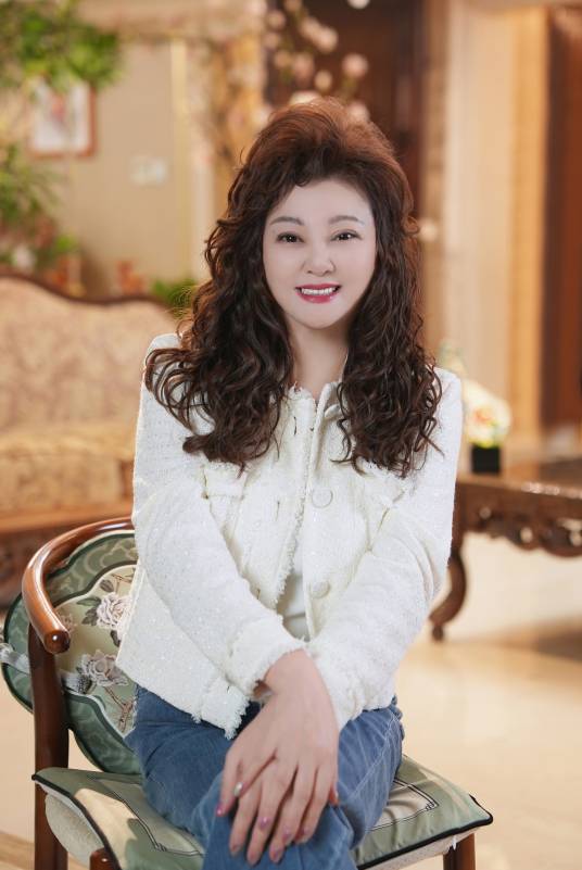 田蓓（中国内地女主持人、歌手、叆迩服饰主理人、北京小朋大友网络科技有限公司CEO）