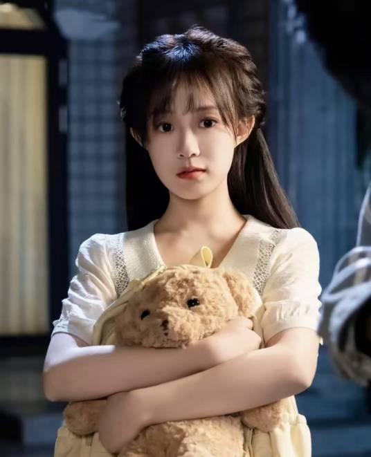 江荞（短剧《玫瑰藏于盛夏》中的角色）