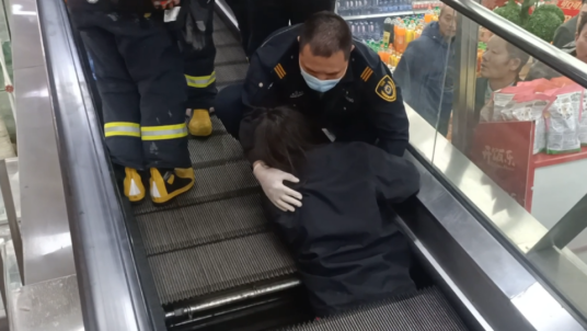 4·4上海女子被卷入自动扶梯事件