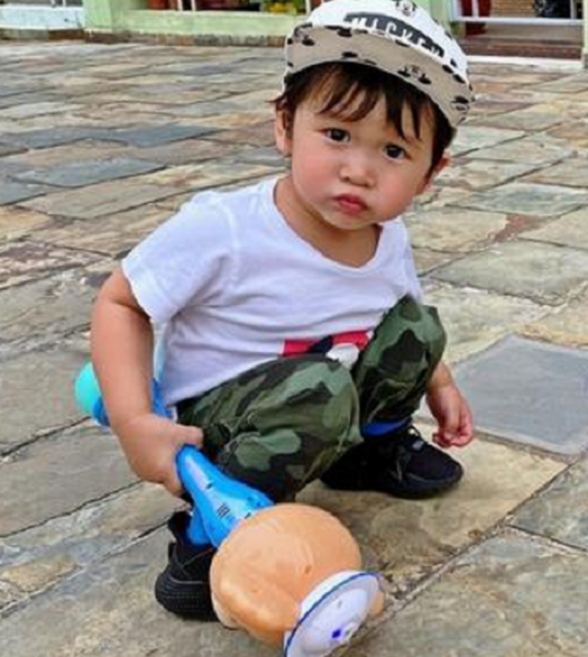李奕霖（胡杏儿与李乘德的第二个儿子）