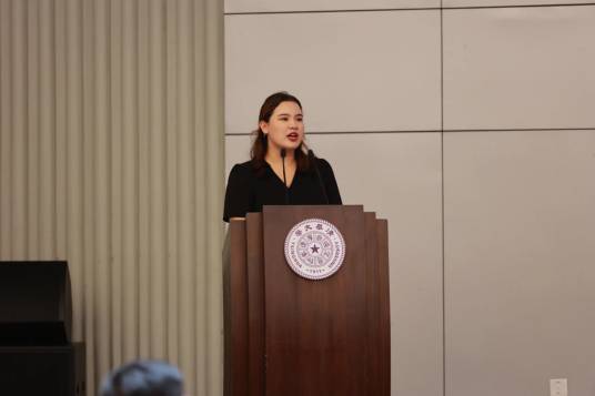 尤丽娅(清华大学学生会体育部部长、社会科学学院学生会主席团成员)
