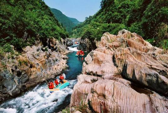 界河风光漂流旅游景区