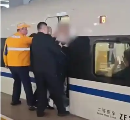 5·5上海虹桥高铁站乘客拦门事件