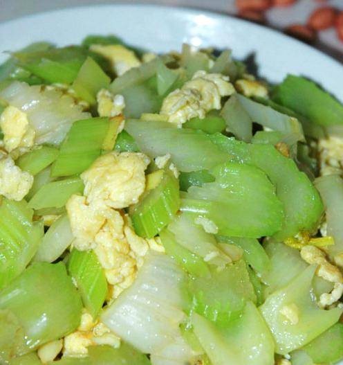西芹炒鸡蛋
