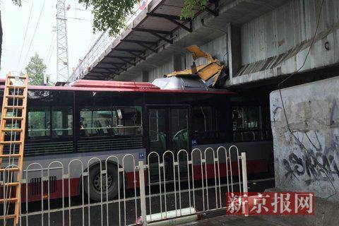 8·6东便门桥公交削顶事故