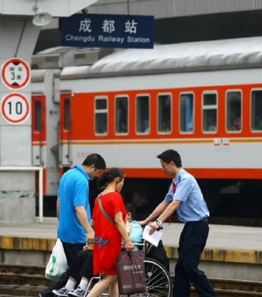 张允（中国成都火车站客运值班主任）