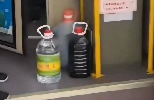 8·4沈阳老人携带“不明液体”上公交被拒事件