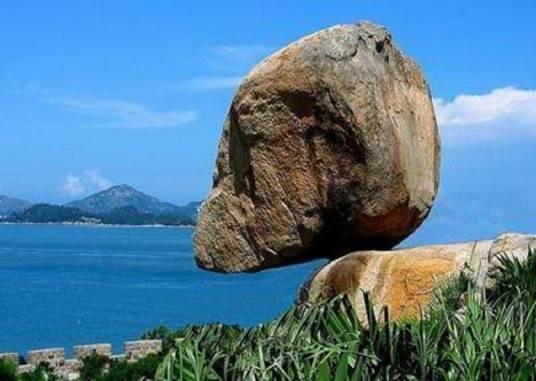 风动石（福建省东山景点）