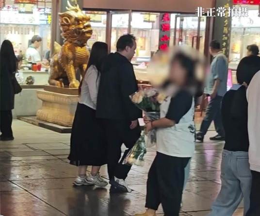 2025年南京夫子庙“强制卖花”事件