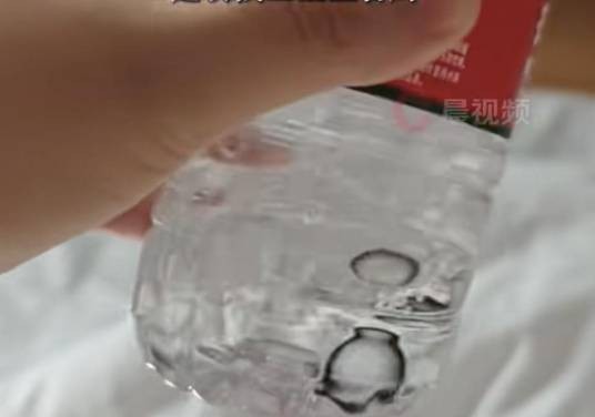 2025年合肥女子称酒店矿泉水中喝出美瞳事件