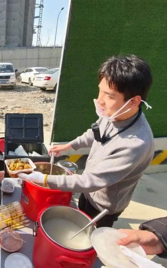 张腾飞（盒饭摊主）