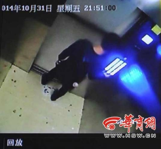 17岁男孩乘电梯按下所有楼层被掌掴事件