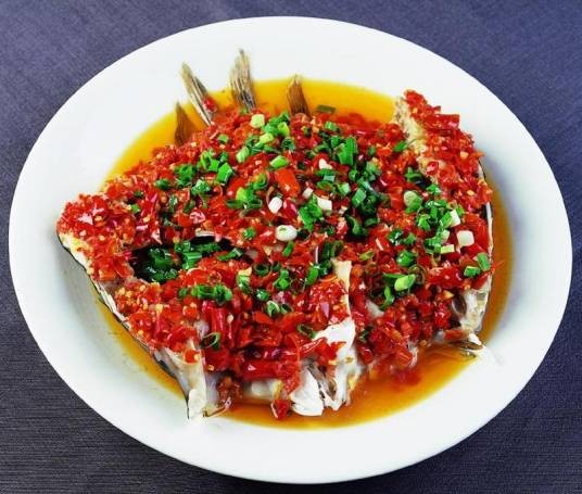 剁椒鱼头（湖南传统名菜）