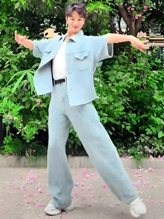 亮宝舞蹈