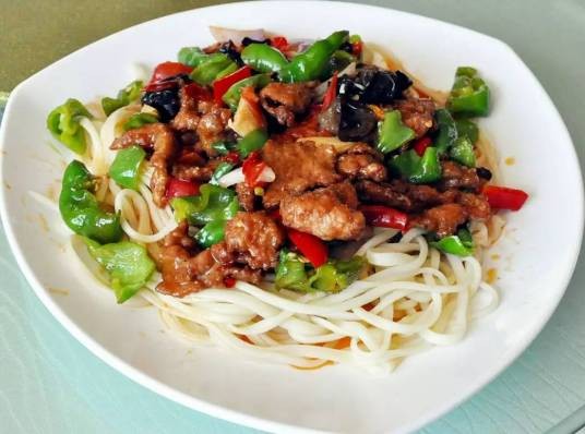 过油肉拌面（新疆一带的特色面食）
