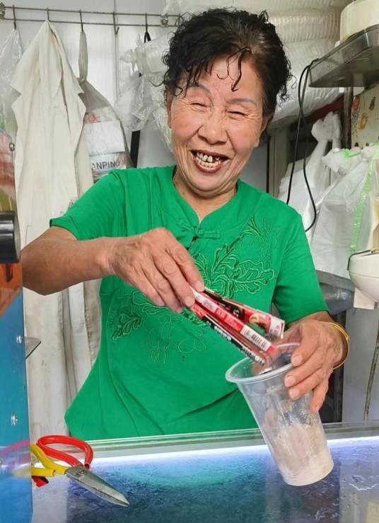 韩素珍（江苏南京路边小店“韩老太甘蔗汁”店主、自媒体创作者）