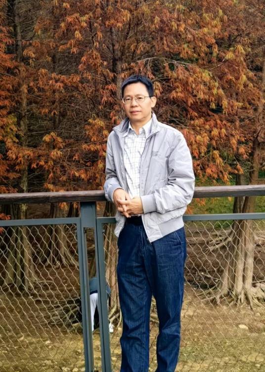 陈桥生（羊城晚报社专职编委、高级编辑，广东现代作家研究会副会长）