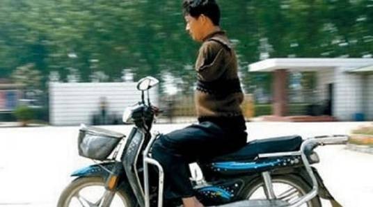郑志军（杂技团成员）