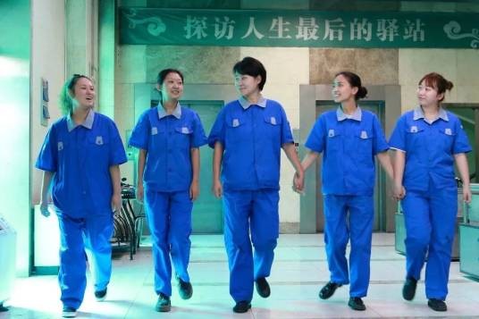 八宝山殡仪馆“火玫瑰”女子火化班组