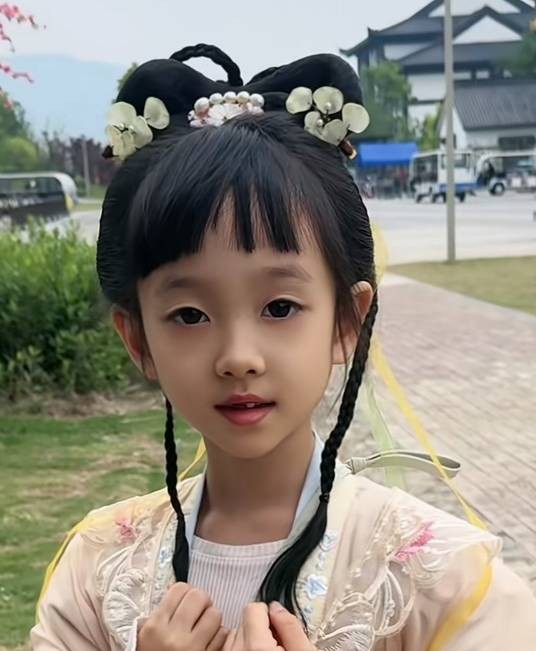 杨欢欢（体操奥运冠军杨威的女儿）