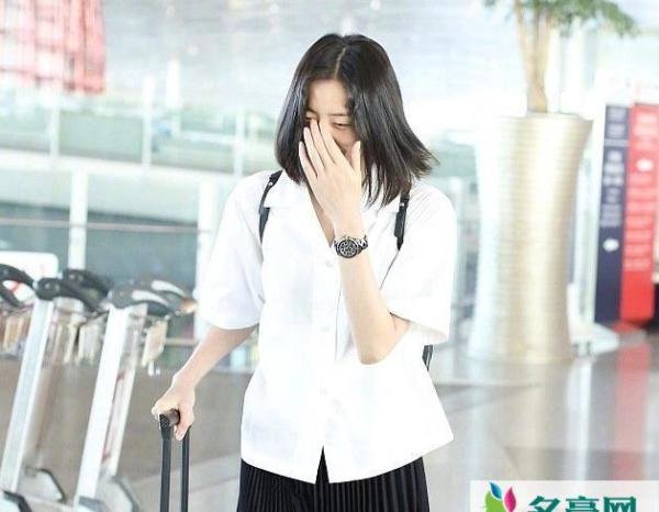 刘雯解约后首现身 眉头紧凑疑受巨额违约金影响