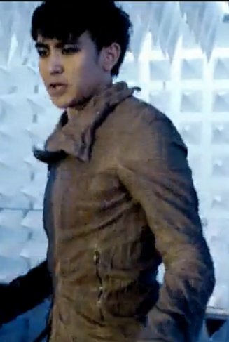 2pm组合中，i will. be backMV很好看，妆容我很喜欢。就是分不清楚谁是谁，请大家帮