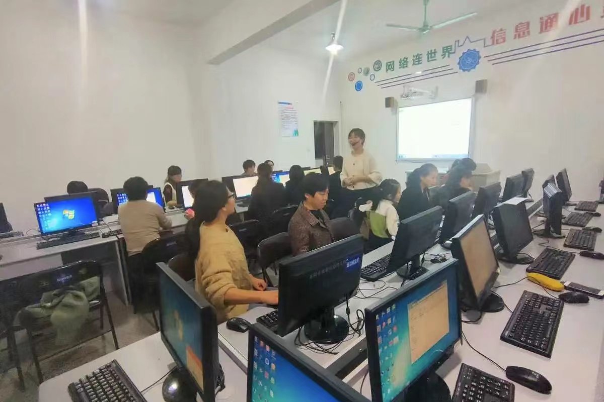 成人短期的电脑培训班学费是多少啊？