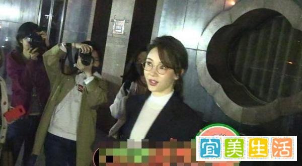 陈数正装出席老公音乐会，金丝眼镜气质好，不演职场女强人可惜了