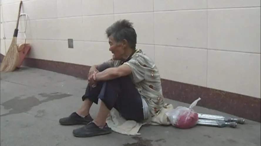 深圳女子给乞讨老人5角钱被扔回，你如何看待不劳而获的乞讨行为？