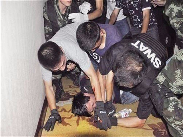 为什么男子持刀挟持女友弟弟?