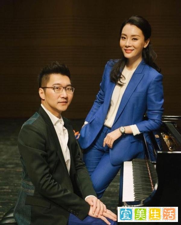 陈数正装出席老公音乐会，金丝眼镜气质好，不演职场女强人可惜了