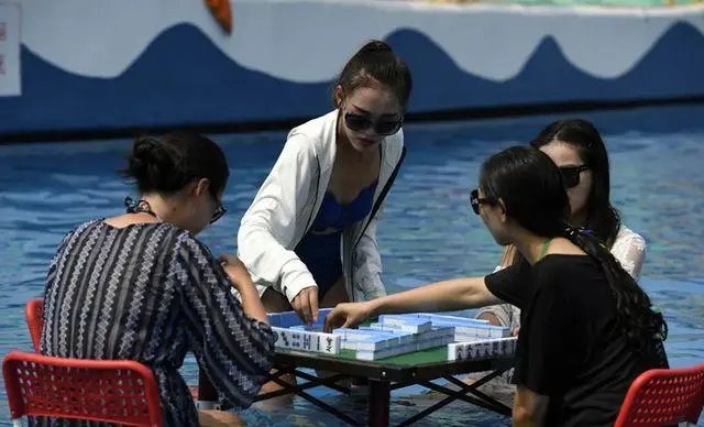 游客河道里打麻将，官方：已劝撤！汛期应当注意哪些安全问题？