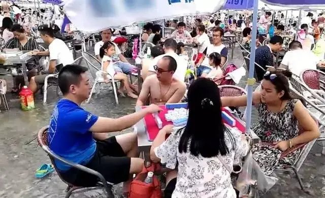 游客河道里打麻将，官方：已劝撤！汛期应当注意哪些安全问题？