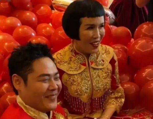 网红猫七七55岁的母亲是怎么被小18岁的帅气老公看上的？女人你也想要她那样的幸福吧。
