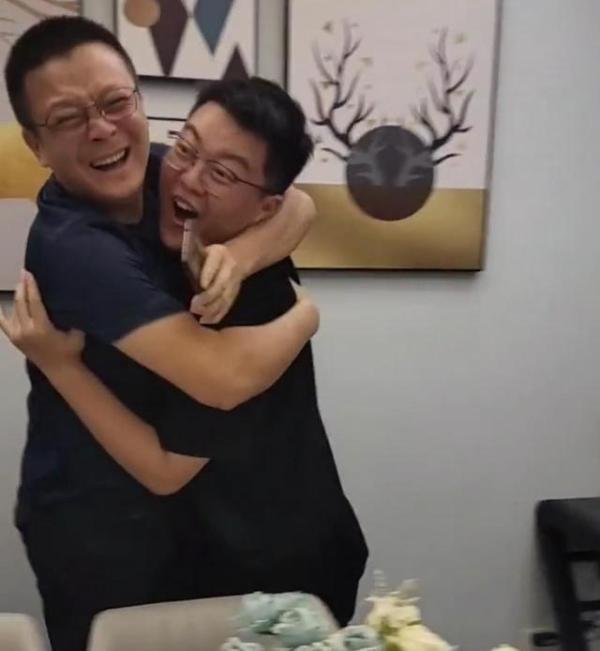 男生高考689分和父亲激动相拥 这是咋情况？