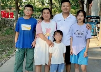 3胎宝妈二婚嫁给初恋，生下一儿一女组建6口之家，其压力有多大？