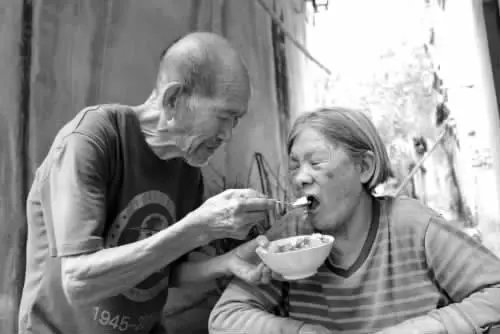 因老伴不给买零食，老太离家出走，这样的伴侣有多有意思？