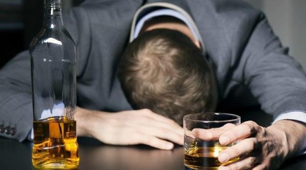 男子和朋友喝 22 瓶酒起幻觉坠楼身亡，你如何看待此案判决？