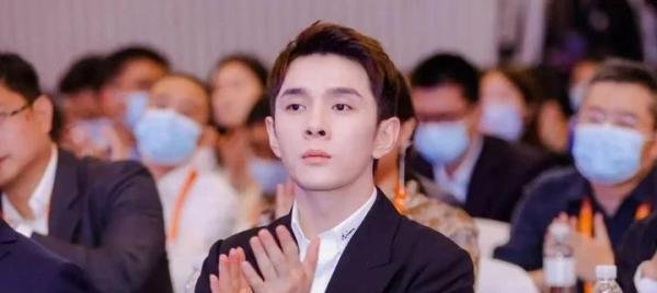 狂赚50亿！李佳琦双十一收入等于打工人10万年，被称完美资本家