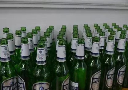 河南一群年轻人聚餐留下144个空酒瓶，老板看到后有何反应？