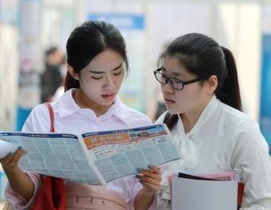 广西一女子上班第3天公司被民警一锅端，大学生找工作该警惕什么？