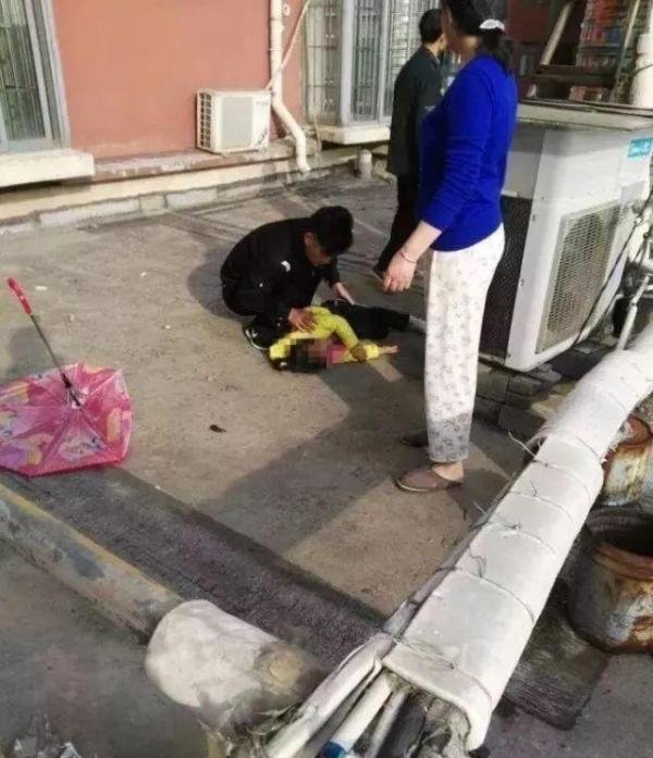 又一熊孩子被动画片坑了 6岁女童撑小花伞坠楼