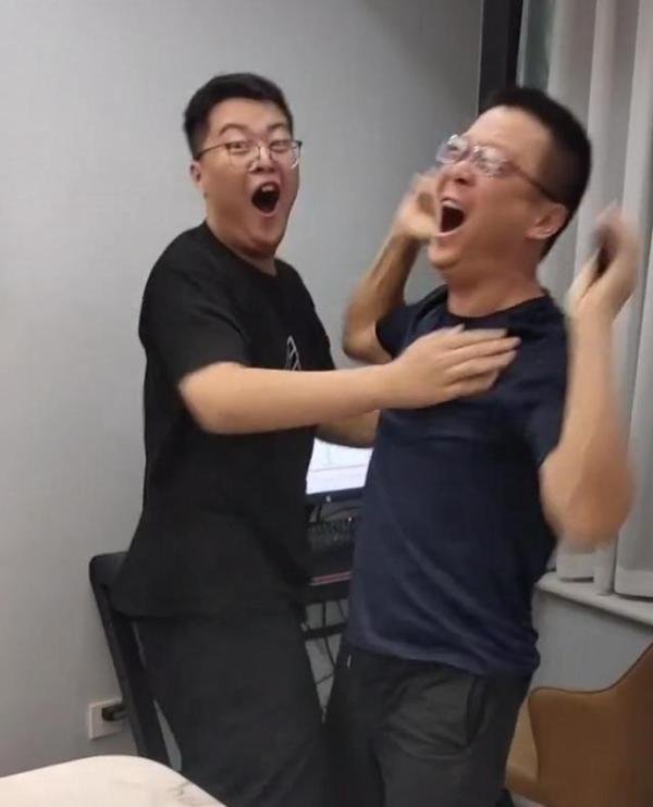 男生高考689分和父亲激动相拥 这是咋情况？